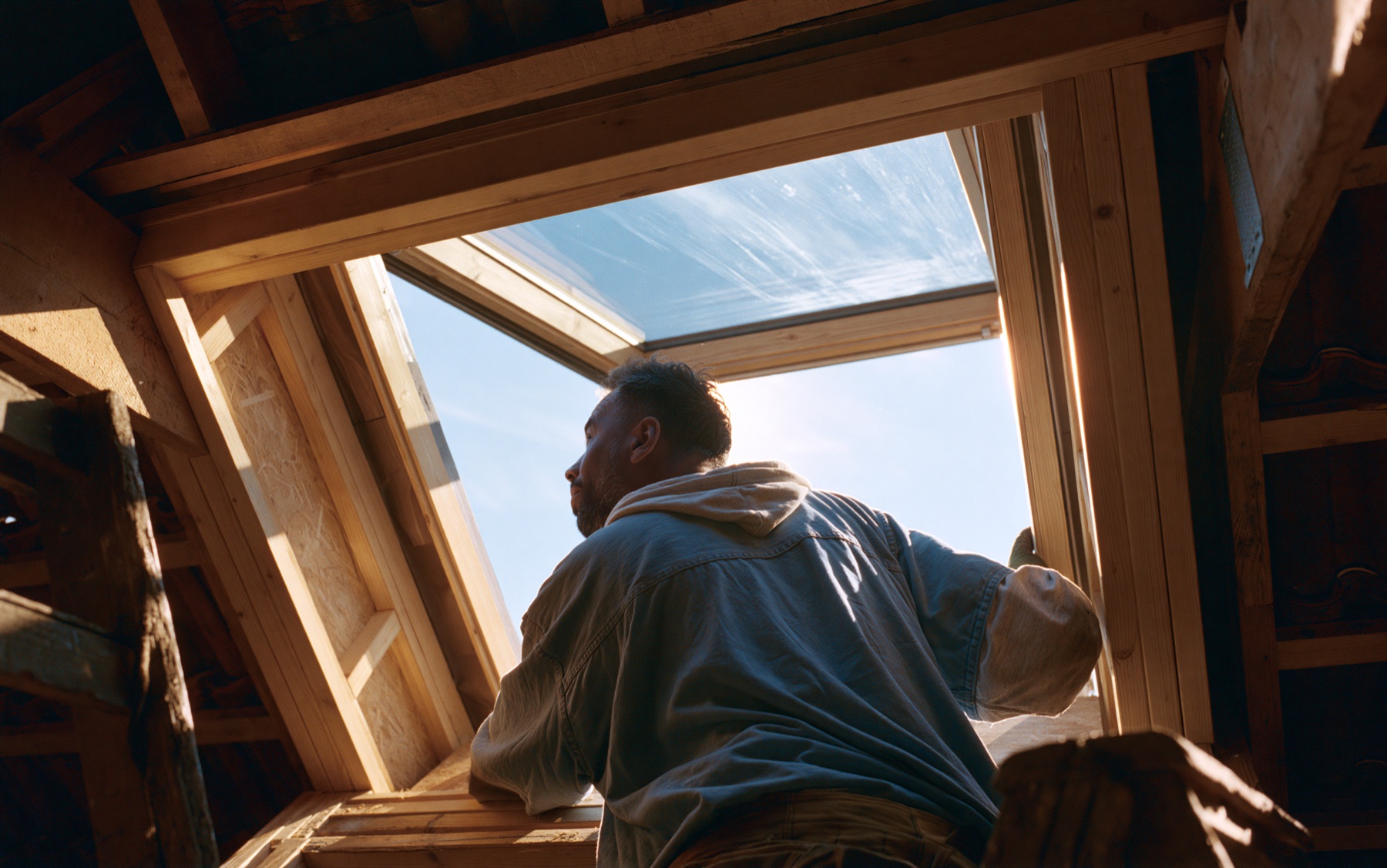 Einbau eines Dachfensters, Licht fällt in den Dachraum